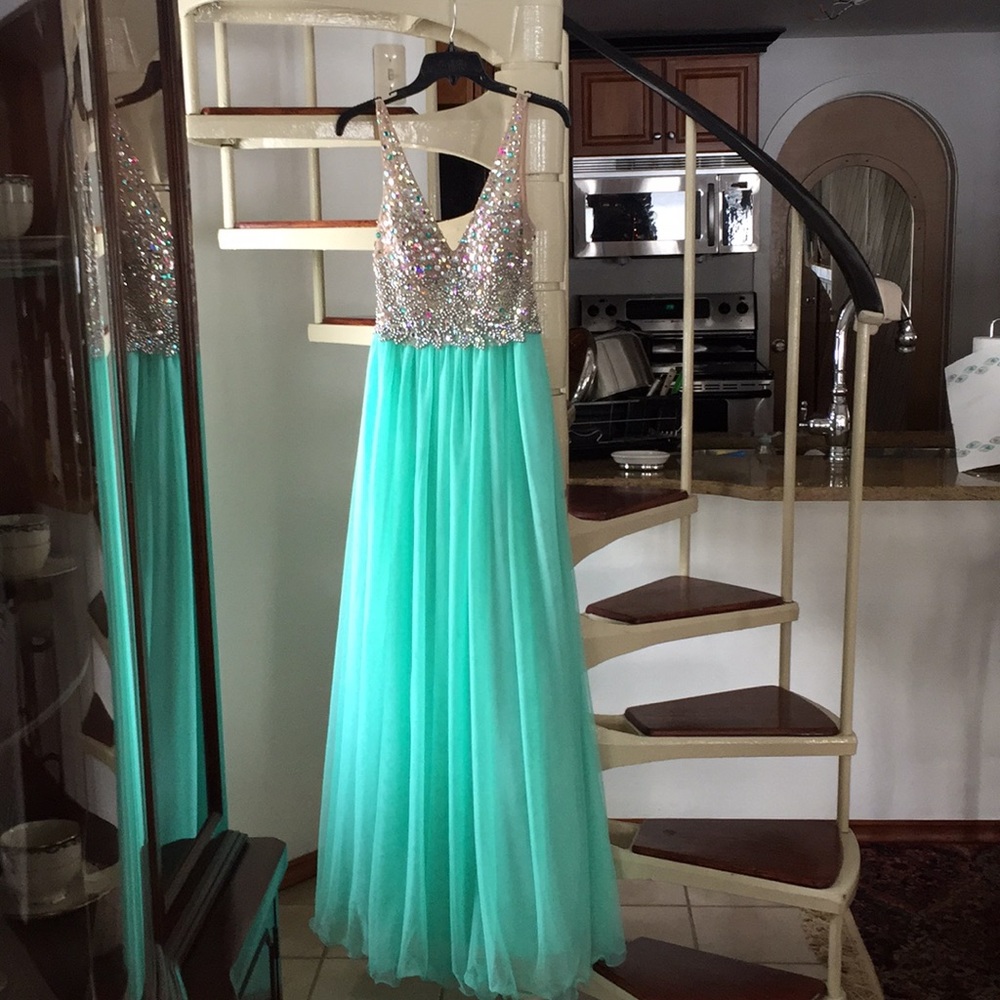 Prom dress - Picture 2 of 4